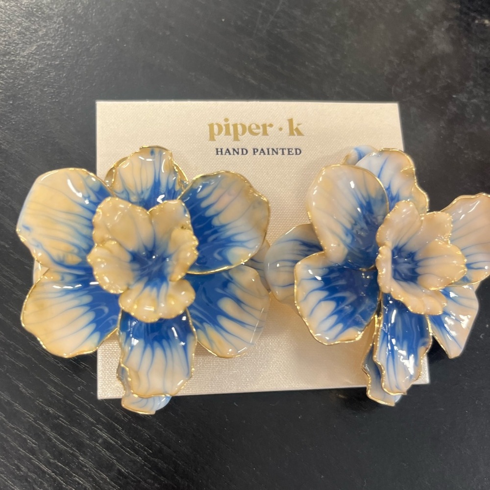 NWT ⚜️💙⚜️ Piper K Floral Hand Painted Blue and Cream Flower Stud  Earrings - Picture 6 of 7